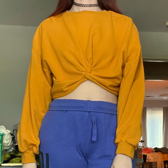 H&M Tops - 🌟 Yellow Cropped Sweatshirt